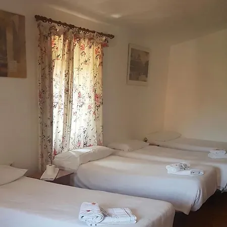 Hostal Residencial Rustic Lau
